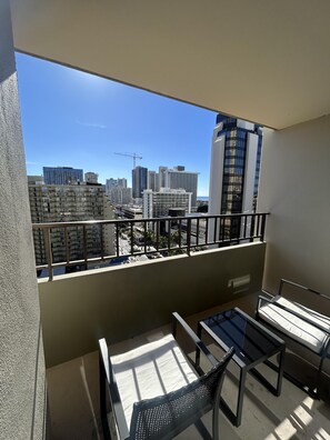 Property grounds - Heart of Waikiki w/ Kitchen - Free Parking - Mountain View (Honolulu)