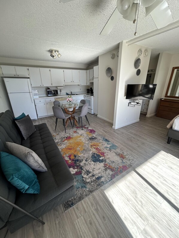 Een modern appartement met een woonkamer, keuken en eetgedeelte.
