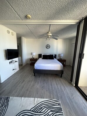 1 bedroom, iron/ironing board, WiFi, bed sheets - Heart of Waikiki w/ Kitchen - Free Parking - Partial Ocean View (Honolulu)