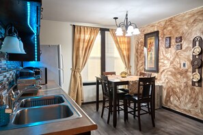 Dining - Cozy Downtown Nashua Retreat: The Komfi 1 Bed/1 Bath! (Nashua)