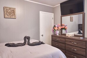 1 dormitorio, caja fuerte, tabla de planchar con plancha y cuna de viaje