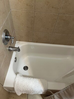 Haartrockner, Handtücher, Seife, Toilettenpapier