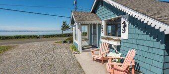Sunset Bay Cottage - King, jetted tub, Ocean view, Full Kitchen