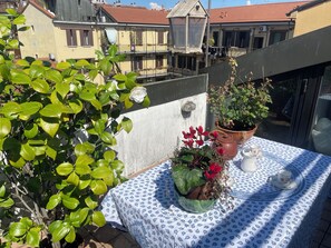 Outdoor dining - Fashionable by the canals (Milano)