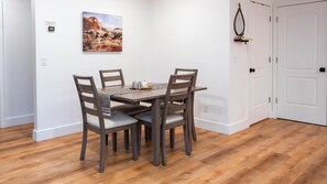 Dining - Remodeled home in Kanab, Utah! Close to Zion National Park and Bryce Canyon. Private hot tub and incredible stargazing! (Kanab)