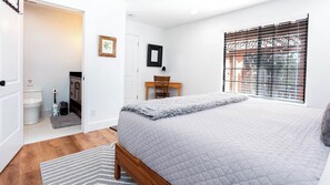 2 soverom, skrivebord, strykejern/-brett og reiseseng for barn