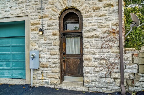 Cozy carriage house on a 2 acre mansion estate