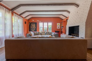 Smart-TV, peis og bøker