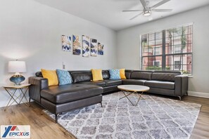 TV - The Epic 18 Vista Cay Resort Orlando Florida (Orlando)