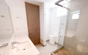 Apartment, Terrasse, Meerblick | Badezimmer | Dusche, Handtücher