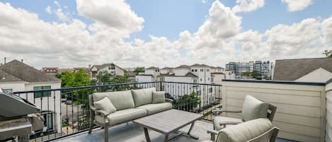 Rooftop Patio with views!