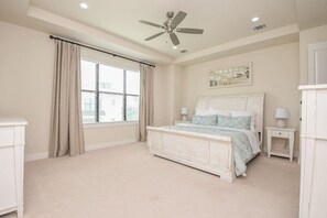 3 Schlafzimmer, Schreibtisch, Bügeleisen/Bügelbrett, Reisekinderbett