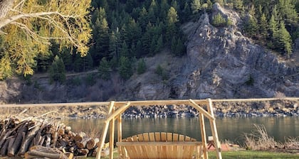 Brand new-newly renovated cabin on 1/2 acre lot right on the Missouri River!