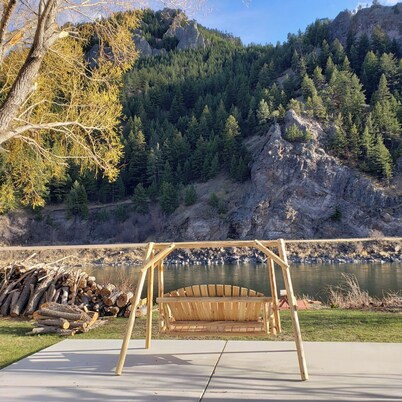 Brand new-newly renovated cabin on 1/2 acre lot right on the Missouri River!