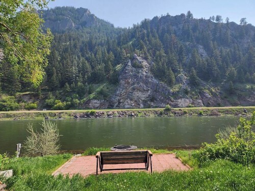 Brand new-newly renovated cabin on 1/2 acre lot right on the Missouri River!