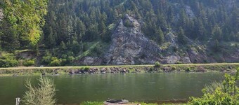 Brand new-newly renovated cabin on 1/2 acre lot right on the Missouri River!