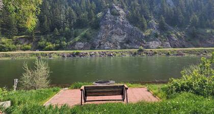 Brand new-newly renovated cabin on 1/2 acre lot right on the Missouri River!