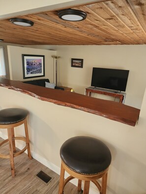 Smart TV - Brand new-newly renovated cabin on 1/2 acre lot right on the Missouri River! (Cascade)