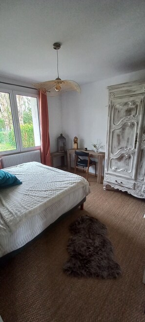 3 slaapkamers, een bureau, een strijkplank/strijkijzer, gratis wifi