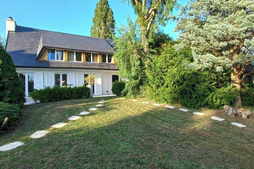 Cozy house near Paris. haven of peace, mature garden, terrace lounge, spa