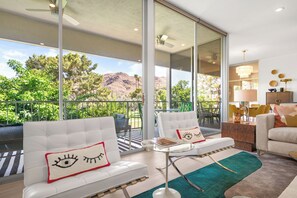 Smart-TV, Bücher, Stereoanlage, Computerbildschirme