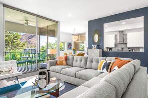 Smart-TV, Bücher, Stereoanlage, Computerbildschirme