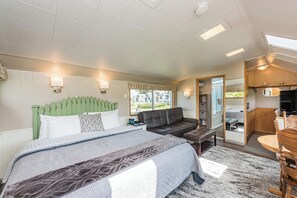 Iron/ironing board, WiFi, bed sheets - Twin View Cottage - King, Futon, jetted tub (Sequim)
