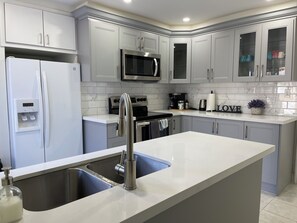 Een koelkast, een magnetron, een oven, een kookplaat