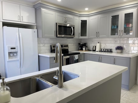 Fridge, microwave, oven, stovetop. Victoria Family Vacation Home_4 Minutes To The Falls