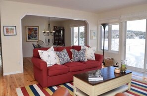 Living area - Serenity Cottage on Beautiful Lake of Bays Dorset. (Dorset)