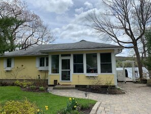 Exterior - Serenity Cottage on Beautiful Lake of Bays Dorset. (Dorset)
