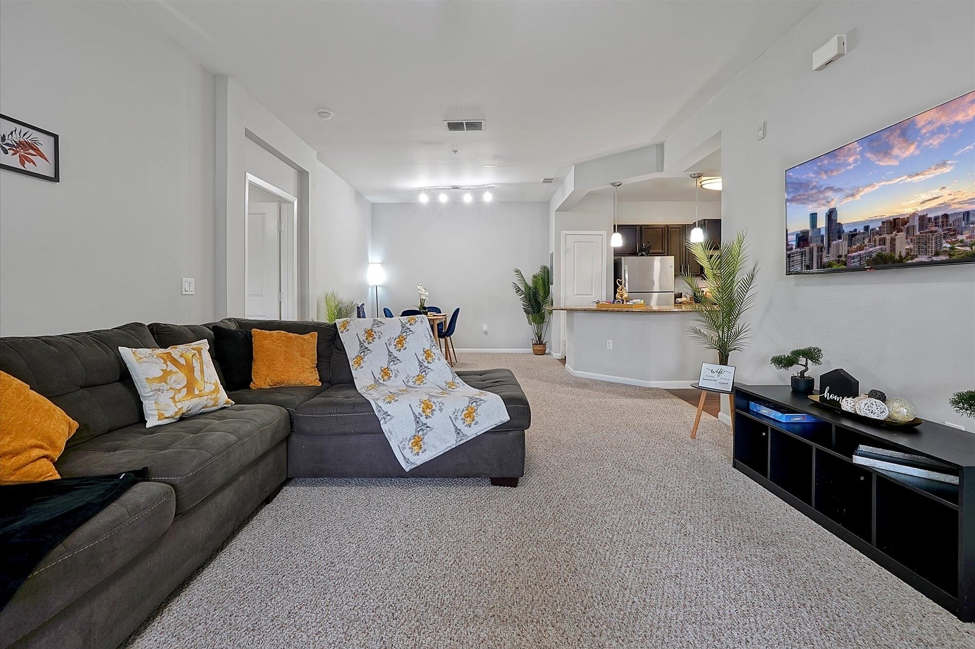 Cozy Orlando Oasis w/Resort Style Pool/Fast WiFi/Free parking/Gym/Close To Parks