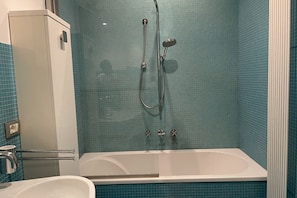 Ensemble douche/baignoire, sĂšche-cheveux, bidet, serviettes fournies