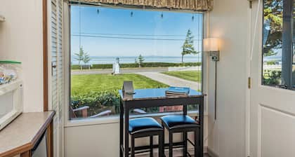 Bay View Room - King, Water view, Jetted tub