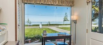 Bay View Room - King, Water view, Jetted tub