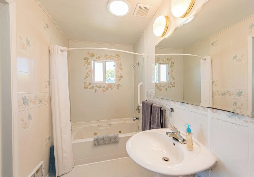 Bay View Room - King, Water View, Jetted Tub - Sequim, WA