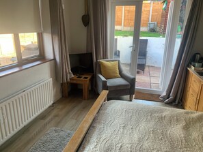 1 غرفة نوم ومكواة/لوح كي وواي فاي مجانًا وملاءات أسرّة