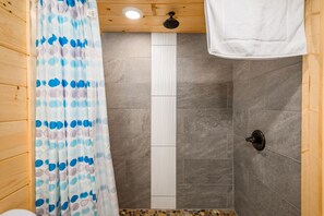 Douche, sèche-cheveux, serviettes fournies