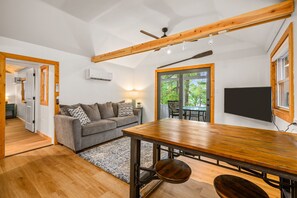 Smart TV - Arbutus Lakeview Retreat | Fishing | Near TC! (Traverse City)
