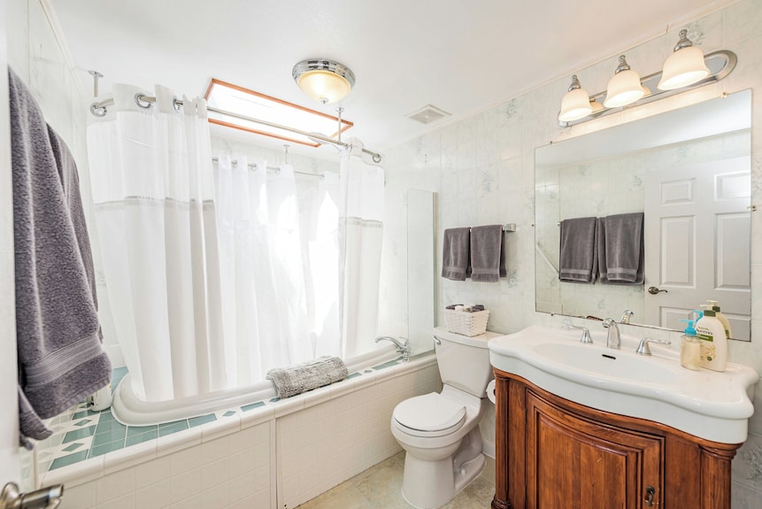 Lavender Suite - King, Full Kitchen, Jetted Tub - Olympic Game Farm, Sequim