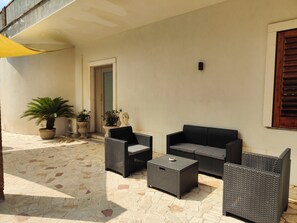 Terrace/patio - Villa with large garden and views of Mount Etna. Gazebo and barbecue (Blandano)