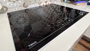 Una cocina de inducción TEKA negra con un diseño moderno y elegante.