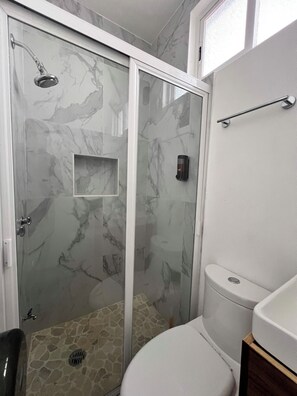 Dusche, Handtücher, Seife, Shampoo