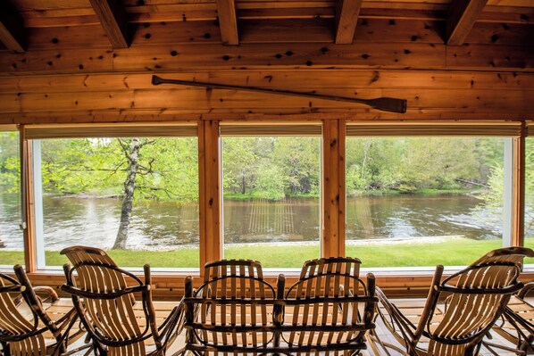 House | Lake view - Grayling Gem Royal Stag Lodge (Grayling)