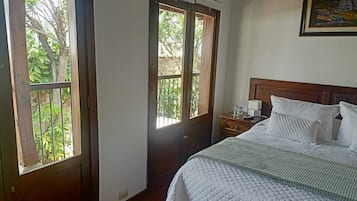 Habitación básica doble | Caja de seguridad en la habitación y tabla de planchar con plancha