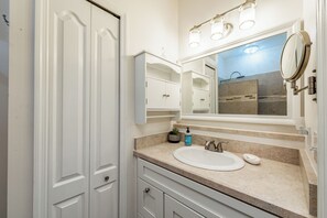 Shower, hair dryer, towels, soap - Peaceful beachside rental (New Smyrna Beach)