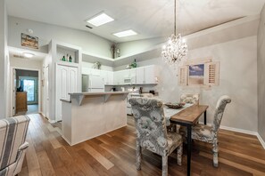 Dining - Peaceful beachside rental (New Smyrna Beach)