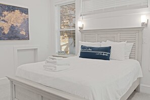 5 habitaciones, escritorio y tabla de planchar con plancha 