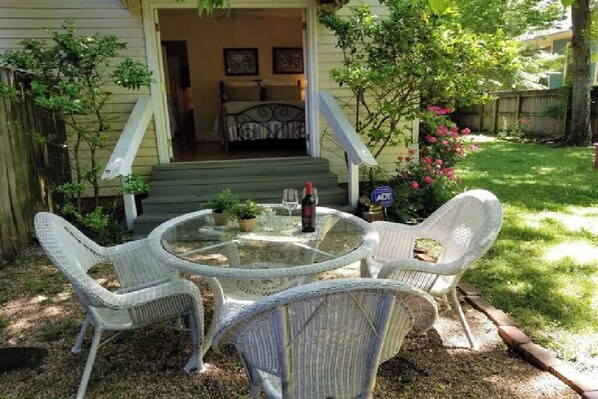 Outdoor dining - Barkley Cottage - 1 Bedroom (Little Rock)