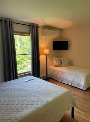 3 bedrooms, desk, iron/ironing board, free WiFi